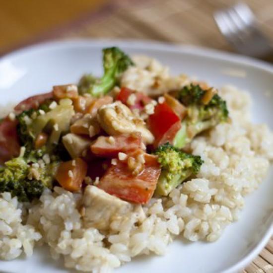 Rezeptbild: Hähnchen- und Gemüsepfanne mit Erdnusssauce