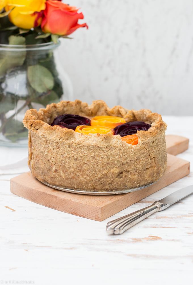 Rezeptbild: Herzhafte Möhrentarte mit Karottenrosen (glutenfrei)