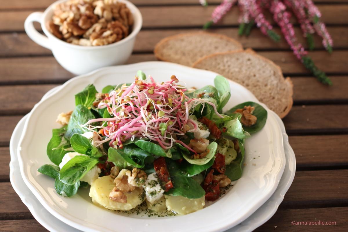 Rezeptbild:  Herbstlicher Kartoffel-Feldsalat mit Feta und Walnüssen