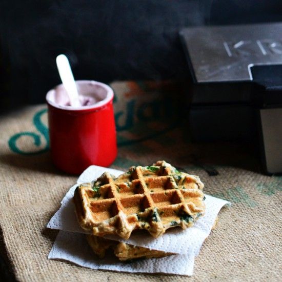 Rezeptbild: Herzhafte Sauerteigwaffeln mit Spinat und gerösteten Haselnüssen