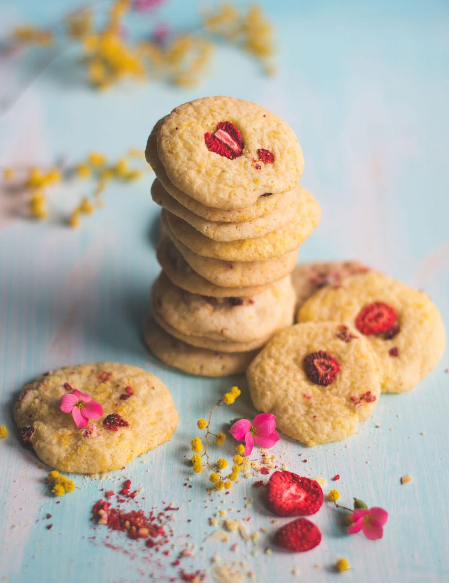 Rezeptbild: Cookies mit Orange und getrockneten Erdbeeren - Frühlingskekse