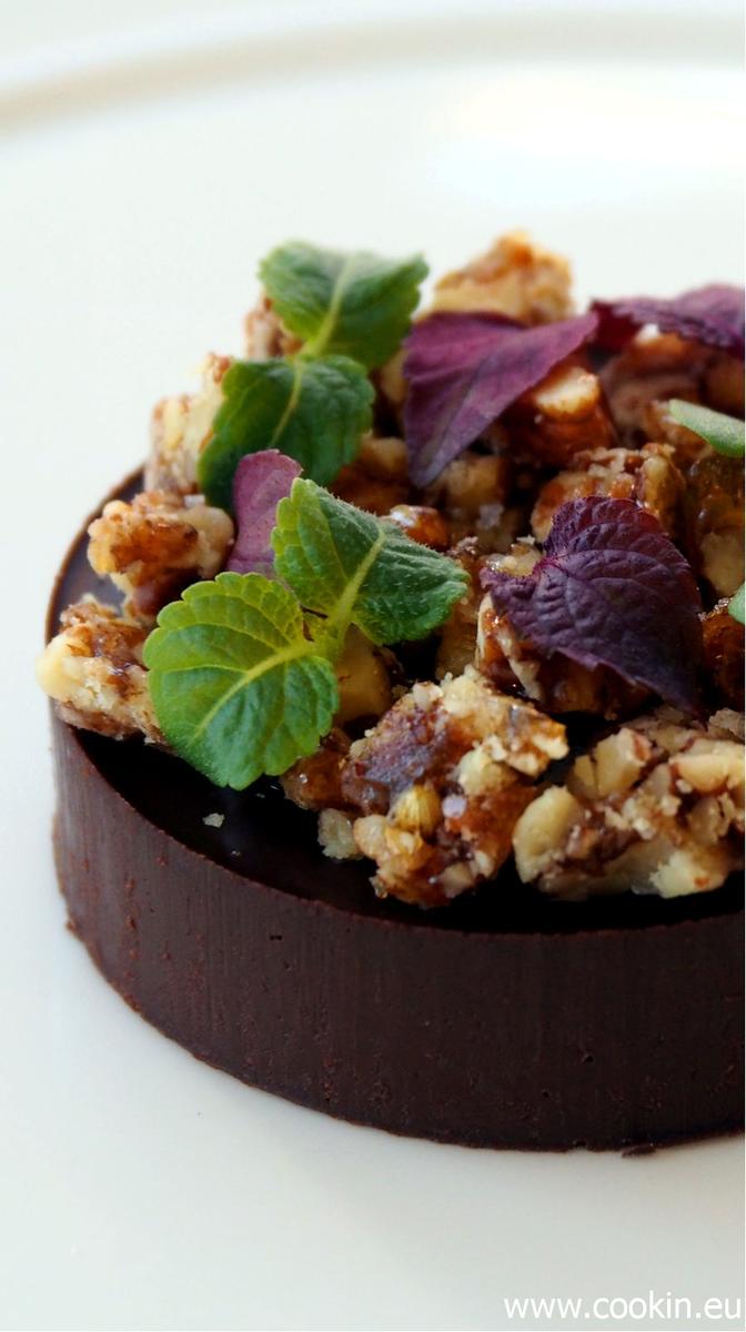 Rezeptbild: Schokoladen-Olivenöl Ganache, Pekanuss-Krokant mit Sojasauce, Shiso-Kresse und Meersalz