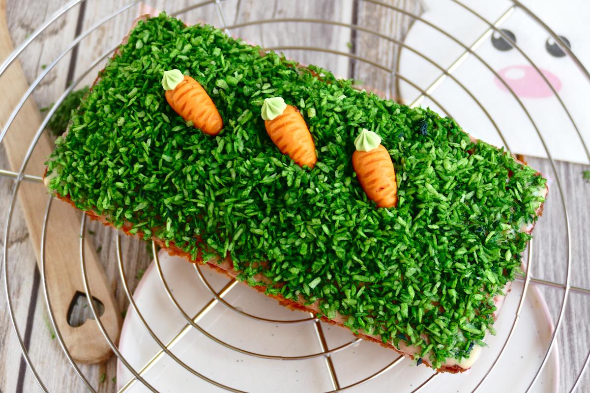 Rezeptbild: Kleiner Orangen-Möhrenkuchen mit einfacher Osterdekoration