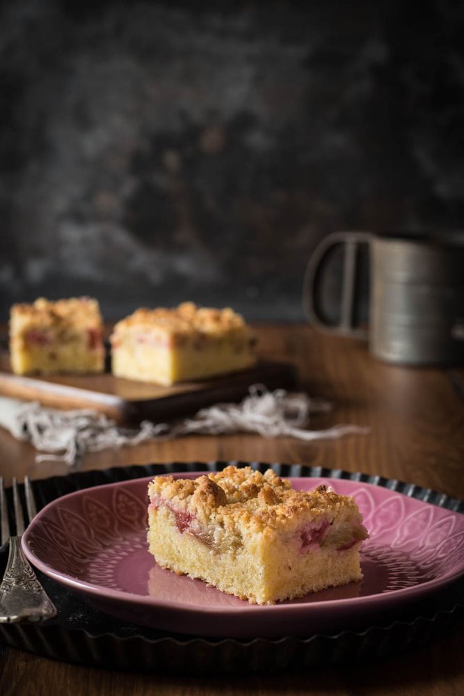 Rezeptbild: Schneller Rhabarberkuchen mit Vanillestreuseln
