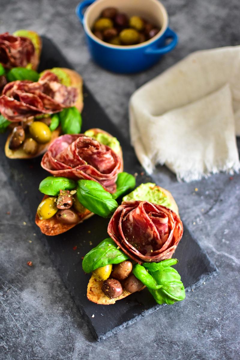 Rezeptbild: Bruschetta mit Salami Rose und Avocado-Creme