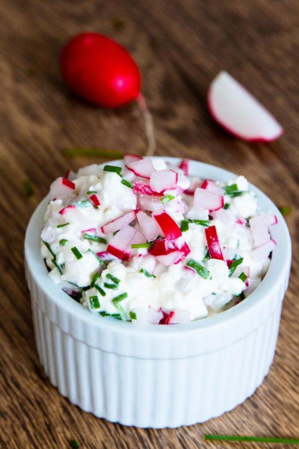 Rezeptbild: BROTAUFSTRICH MIT RADISCHEN UND FRISCHKÄSE