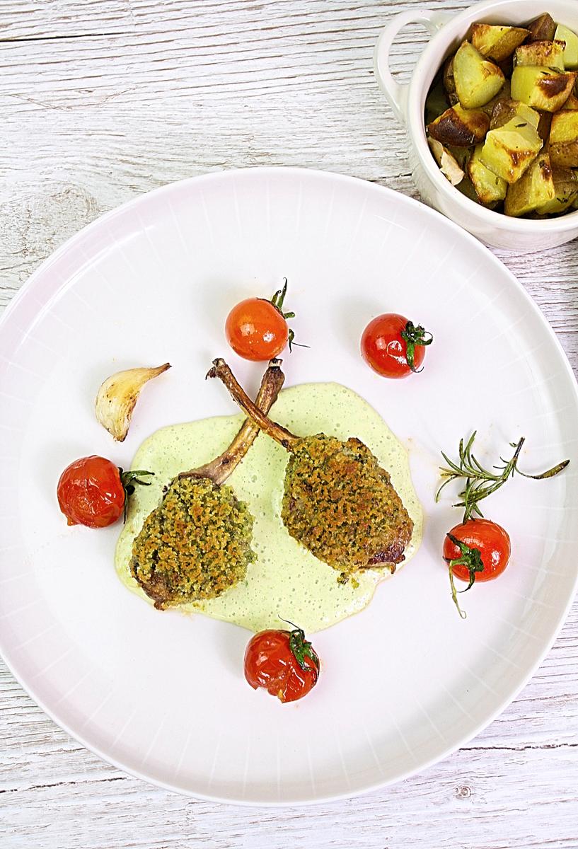 Rezeptbild: Lammchops mit Kräuterkruste, Sauce Bearnaise und Röstkartoffeln