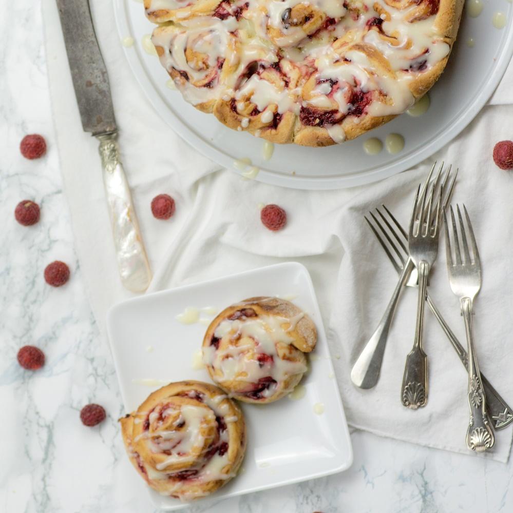 Rezeptbild: Himbeer-Heferöllchen mit Kokosfrosting