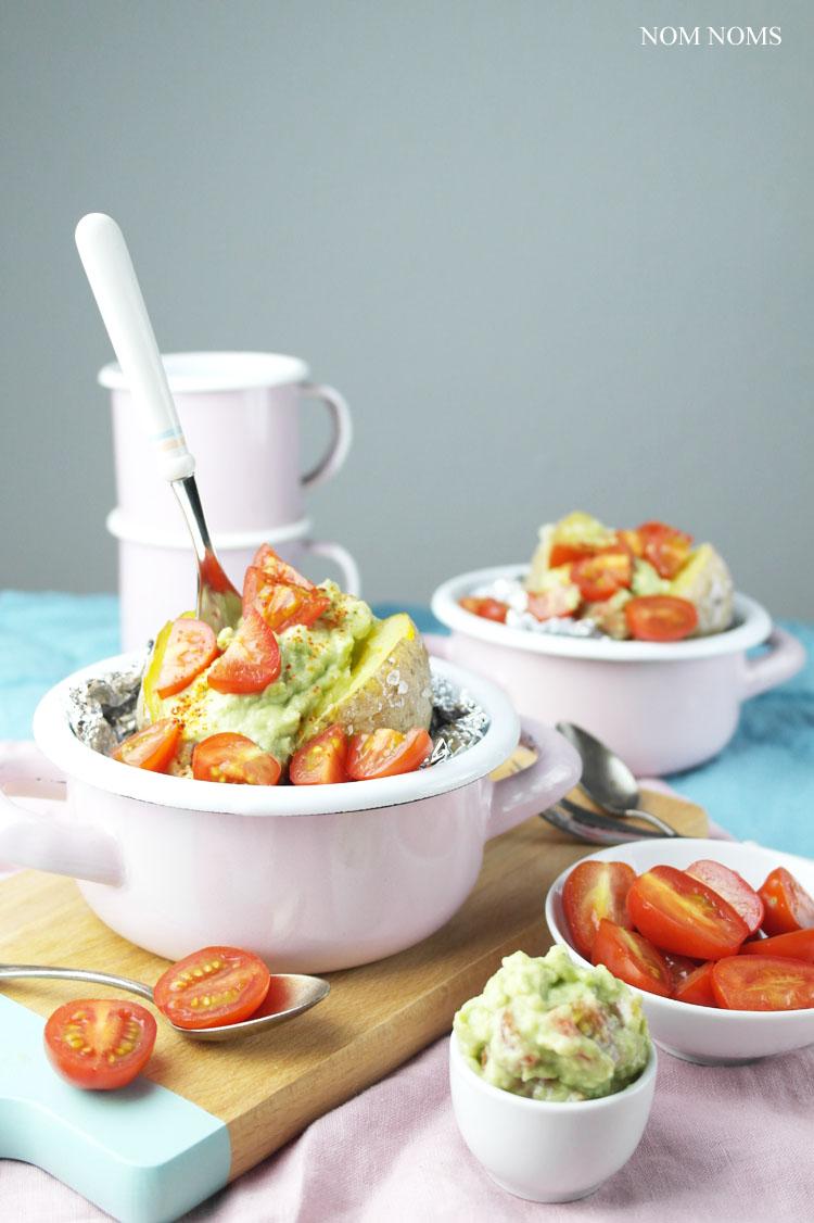 Rezeptbild: Ofenkartoffel mit Avocado-Tomaten-Salsa 