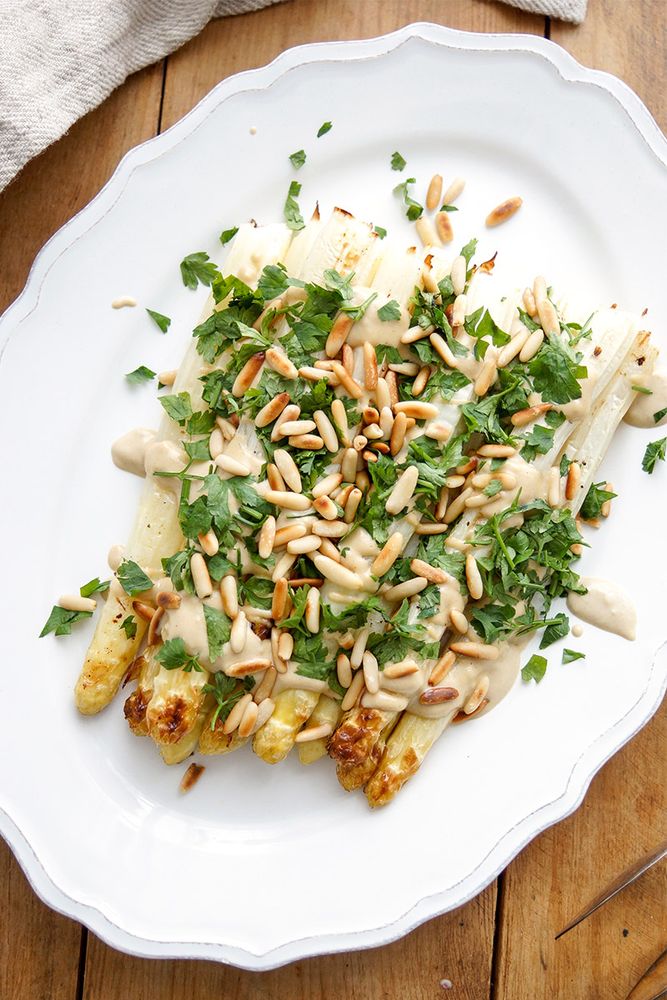 Rezeptbild: Gerösteter Spargel mit Tahin-Zitronen-Soße