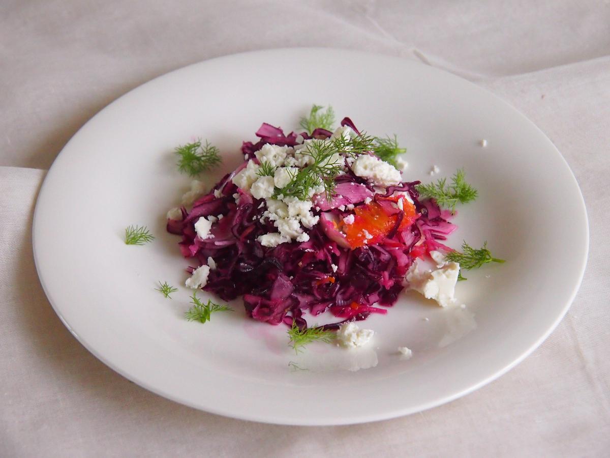 Rezeptbild: Coleslaw Deluxe - Roher Blaukrautsalat mit Orangen und Feta