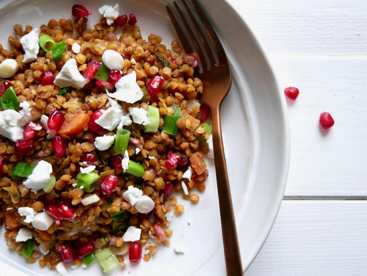 Rezeptbild: Linsensalat mit Granatapfelkernen und Honigziegenkäse