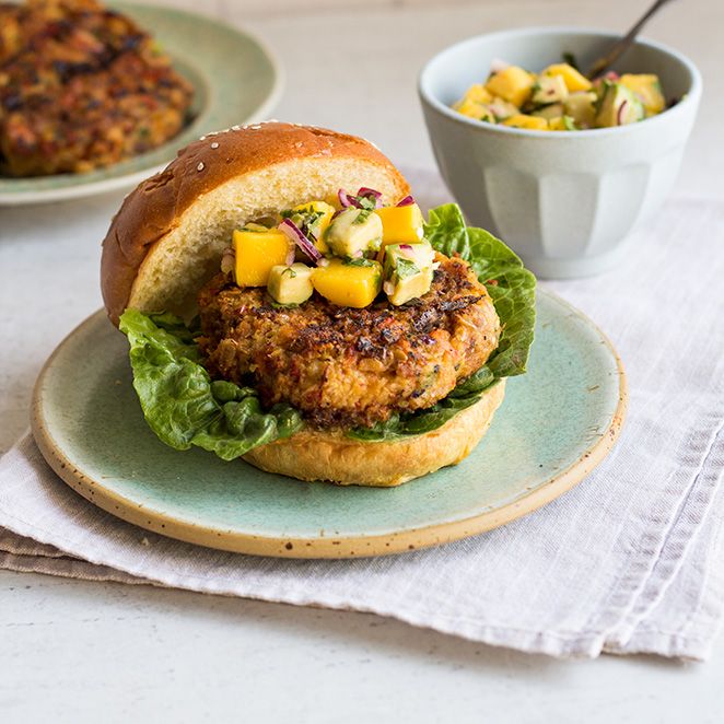 Rezeptbild: Vegetarischer Burger mit Mango-Avocado-Topping