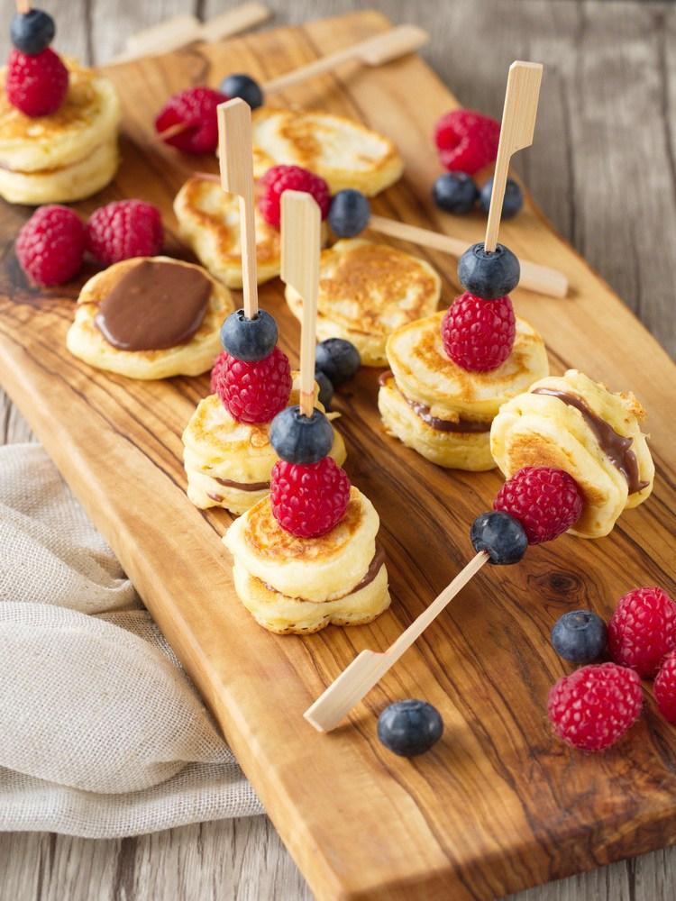 Rezeptbild: Beeren-Pancake-Spieße mit Schokoladencreme