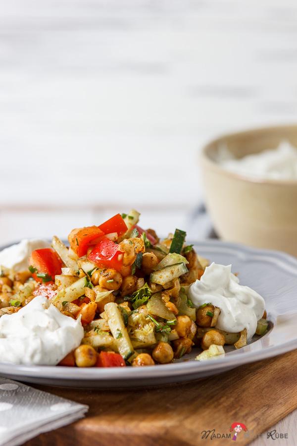 Rezeptbild: mediterraner Kichererbsensalat mit Frischkäsedip