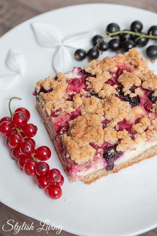 Rezeptbild: Quark-Streuselkuchen mit Johannisbeeren und weißer Schokolade