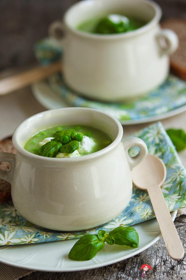 Rezeptbild: Basilikum-Erbsen-Suppe mit Ziegenkäsebällchen