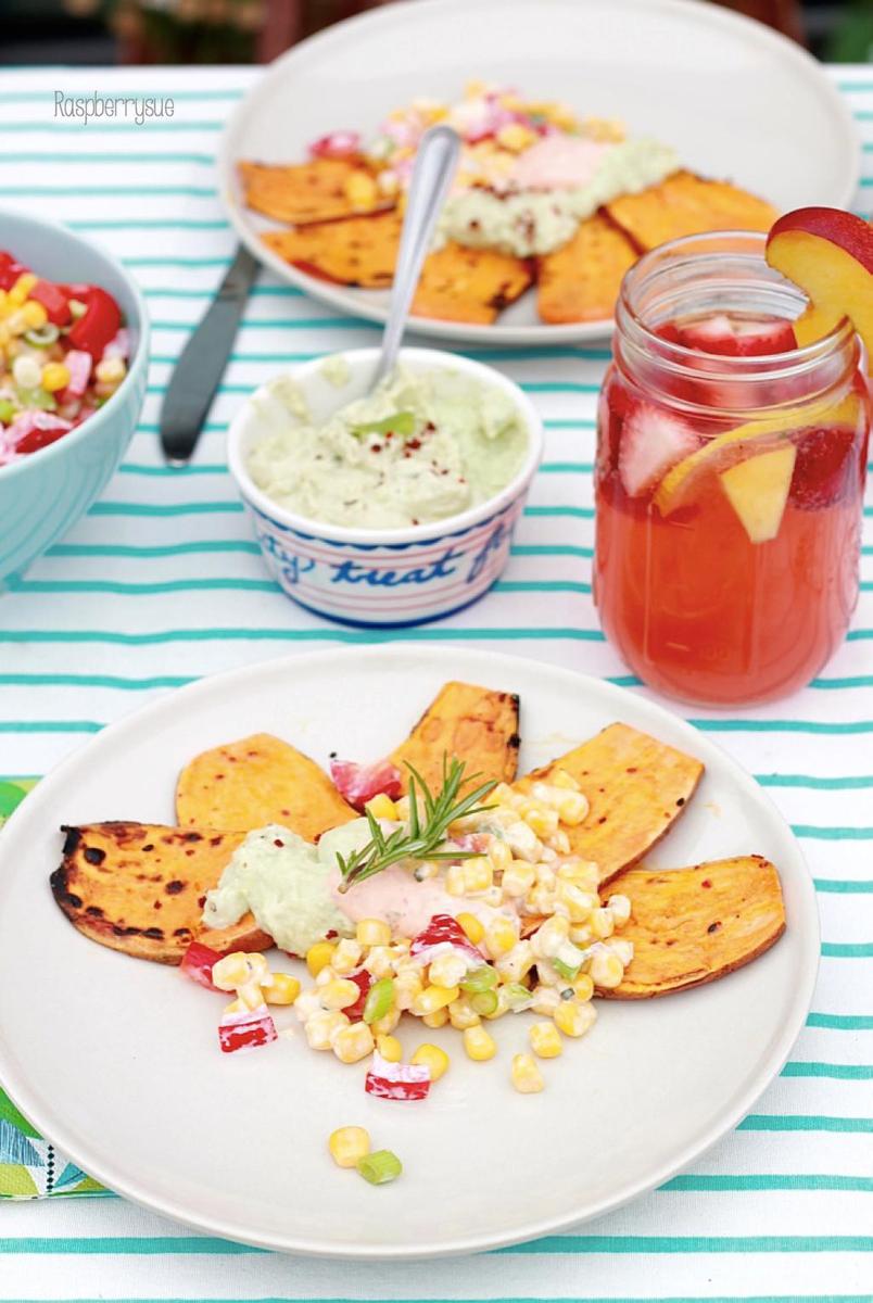 Rezeptbild: Gegrillte Süßkartoffel mit Maissalat und Dips