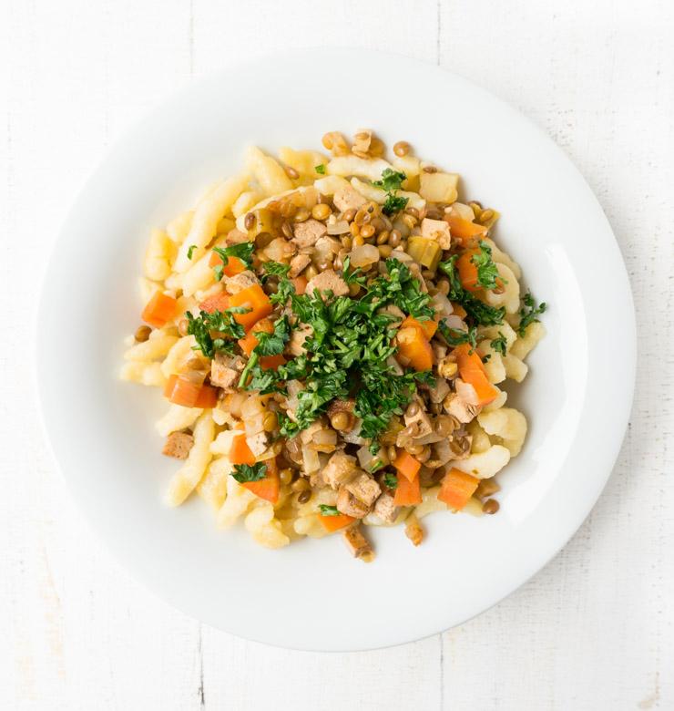 Rezeptbild: Spätzle mit deftiger Linsensoße