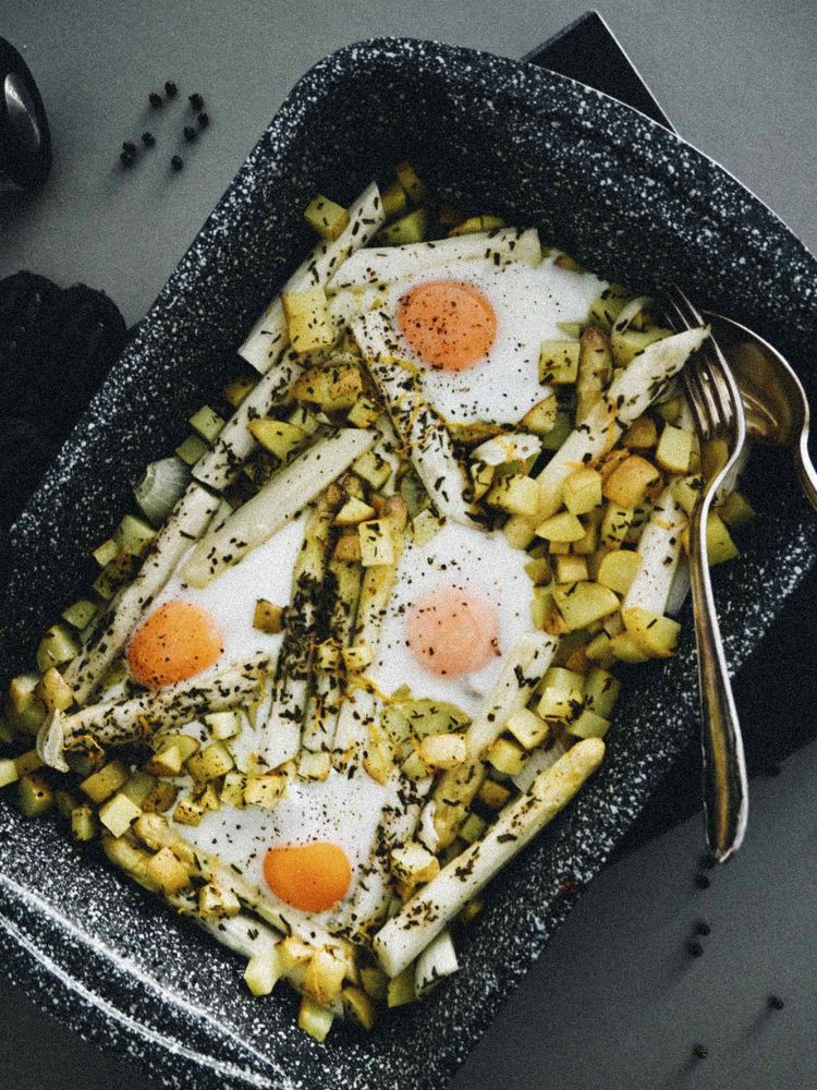 Rezeptbild: ONE-PAN-PFANNE MIT SPARGEL, NEUEN KARTOFFELN UND EI AUS DEM OFEN