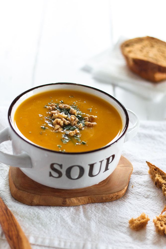 Rezeptbild: Vegane Butternusskürbis Suppe mit Pastinaken