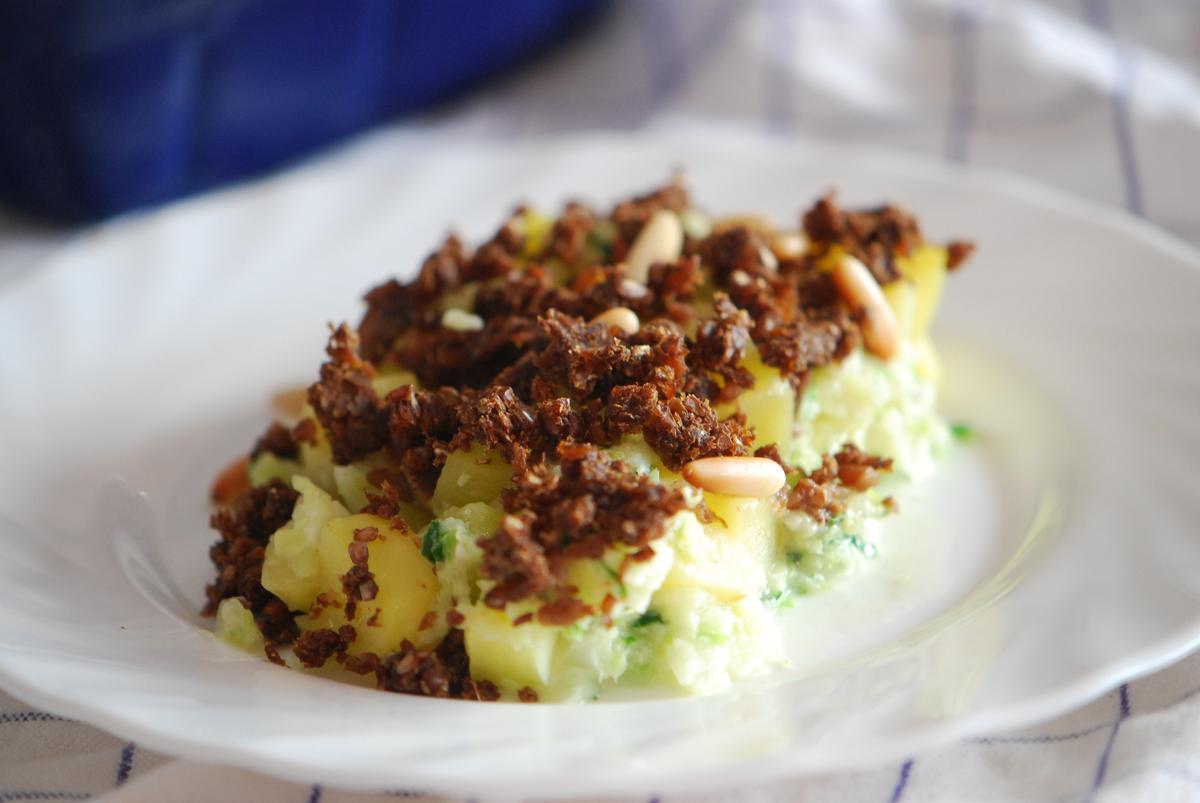 Rezeptbild: Kartoffel-Wirsing-Gratin mit Pumpernickel