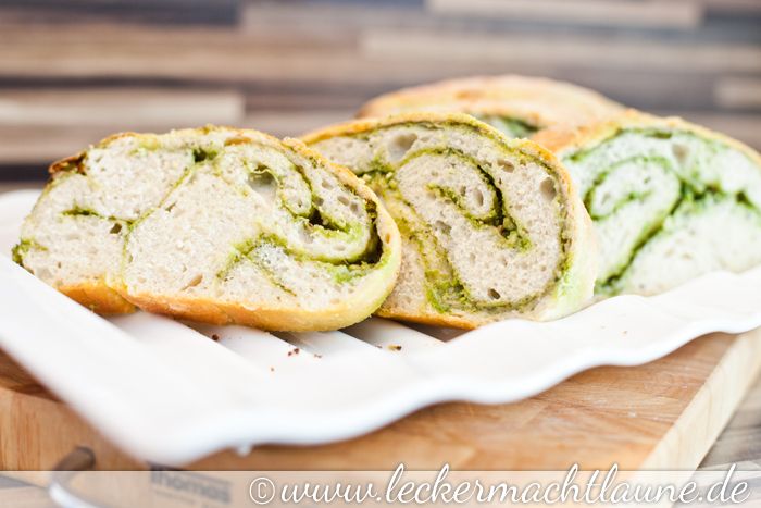 Rezeptbild: Brot-Rolle mit Spinatpesto