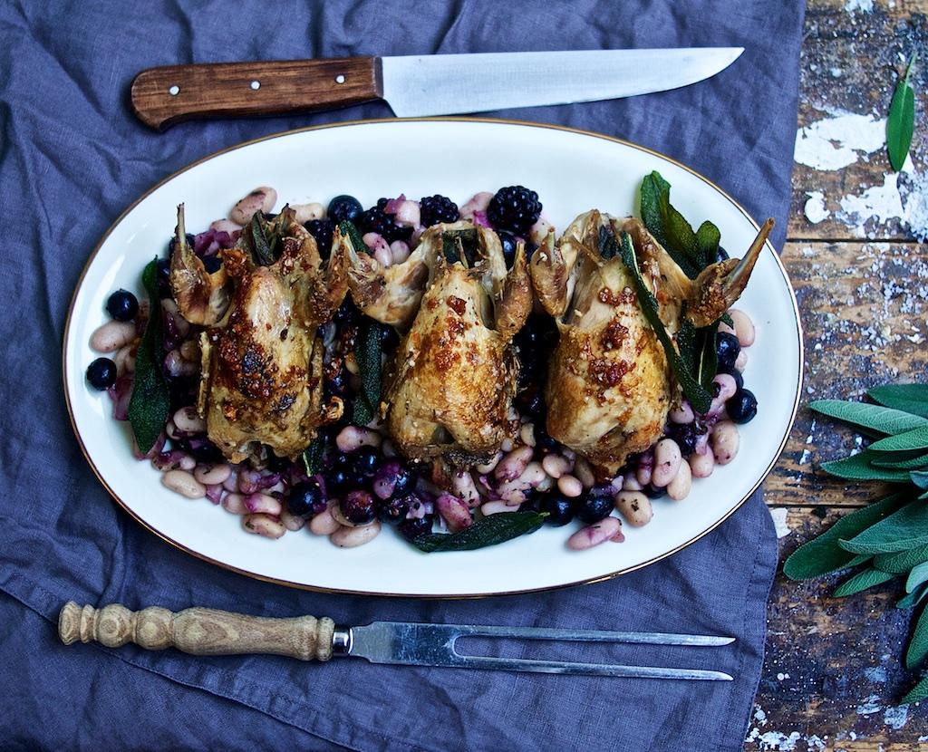 Rezeptbild: Wachteln auf lauwarmen Bohnen-Beeren-Salat