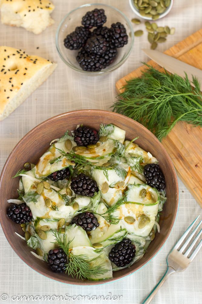 Rezeptbild: Cremiger Veganer Gurkensalat mit Dill, Brombeeren & Kürbiskernen
