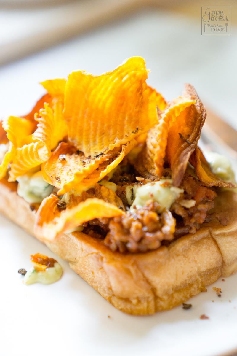 Rezeptbild: Open Sloppy Joes Sandwich mit Süßkartoffelchips 