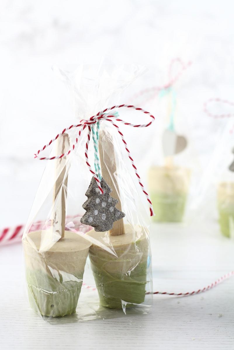 Rezeptbild: DIY Trinkschokolade am Stiel: Weiße Schokolade mit Matcha und Zimt