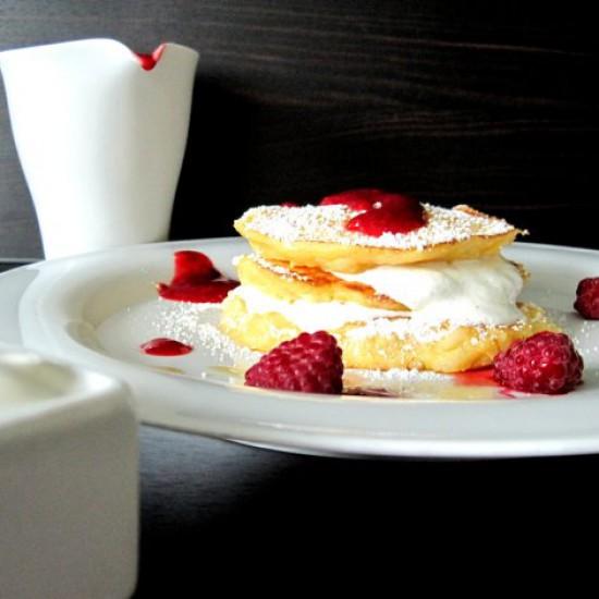 Rezeptbild: Milchreis-Pancakes mit griechischem Joghurt, Vanille und Himbeersoße
