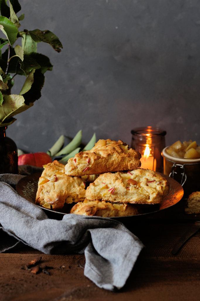 Rezeptbild: Honig-Apfel Scones mit Chai-Apfelkompott 