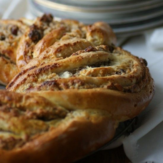 Rezeptbild: Göttlicher Hefekranz mit Cranberries und Pinienkernen