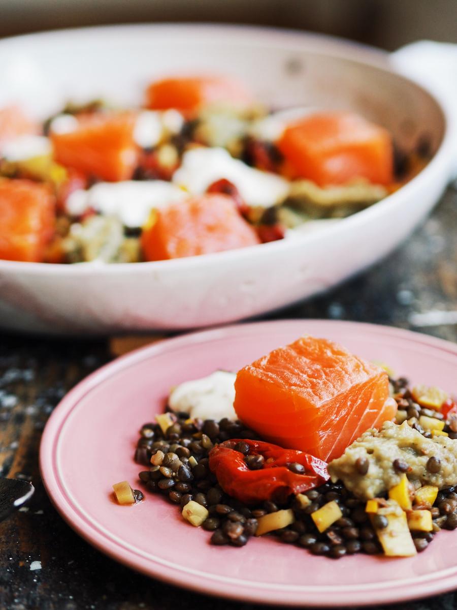 Rezeptbild: Linsensalat mit gebeizten Lachs, confierten Tomaten und Auberginendip