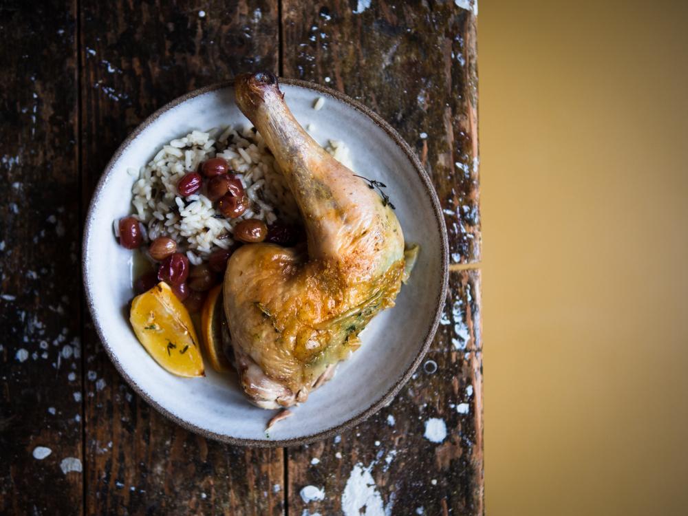 Rezeptbild: Schmetterlingshuhn mit Trauben und Thymian