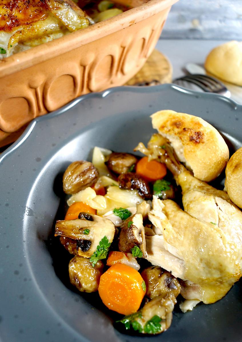 Rezeptbild: Herbstliches Hähnchen aus dem Römertopf mit Wurzelgemüse, Pilzen und Maroni