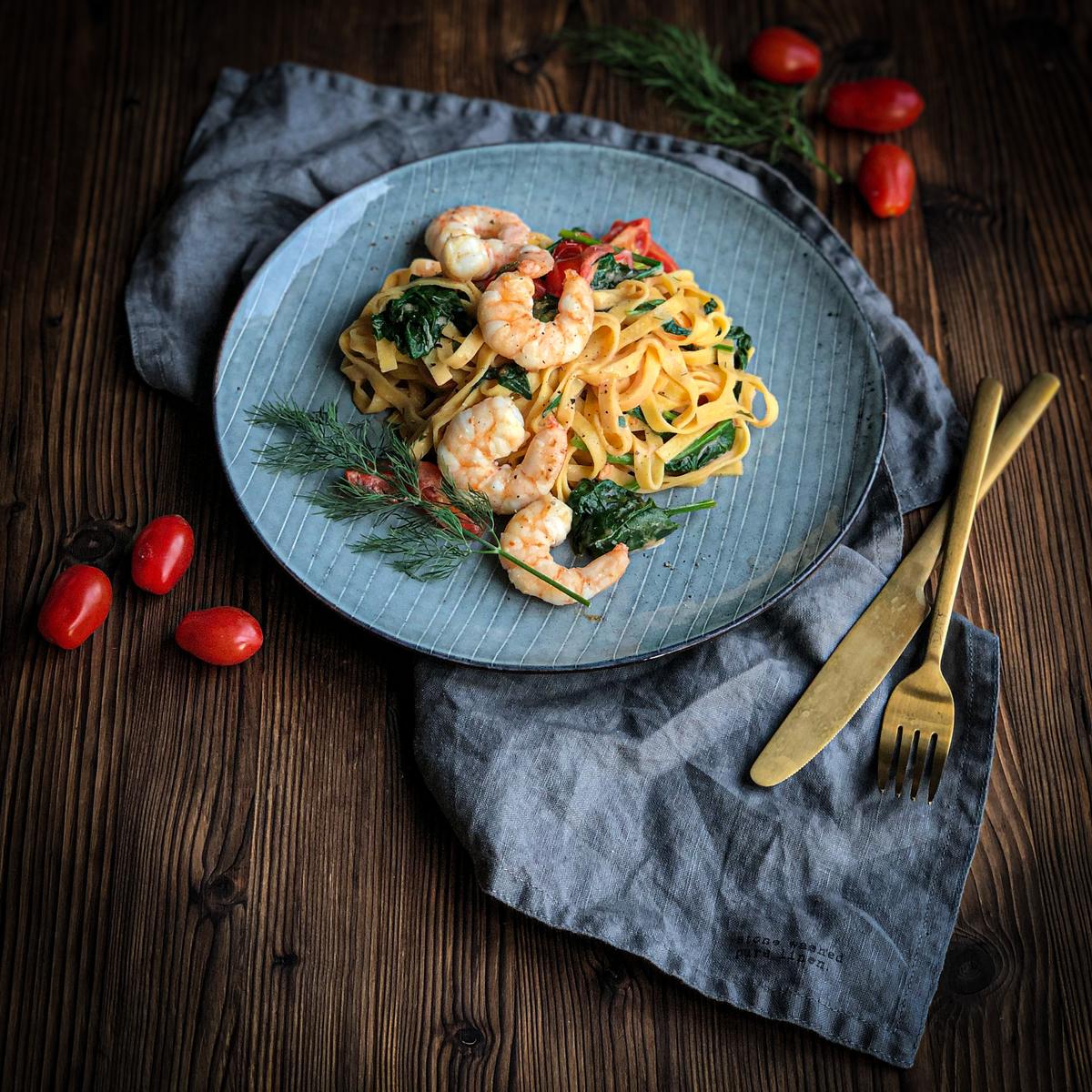 Rezeptbild: PASTA MIT GARNELEN AN TOMATENSAHNESAUCE