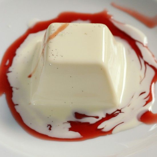 Rezeptbild: Panna cotta mit Himbeersirup