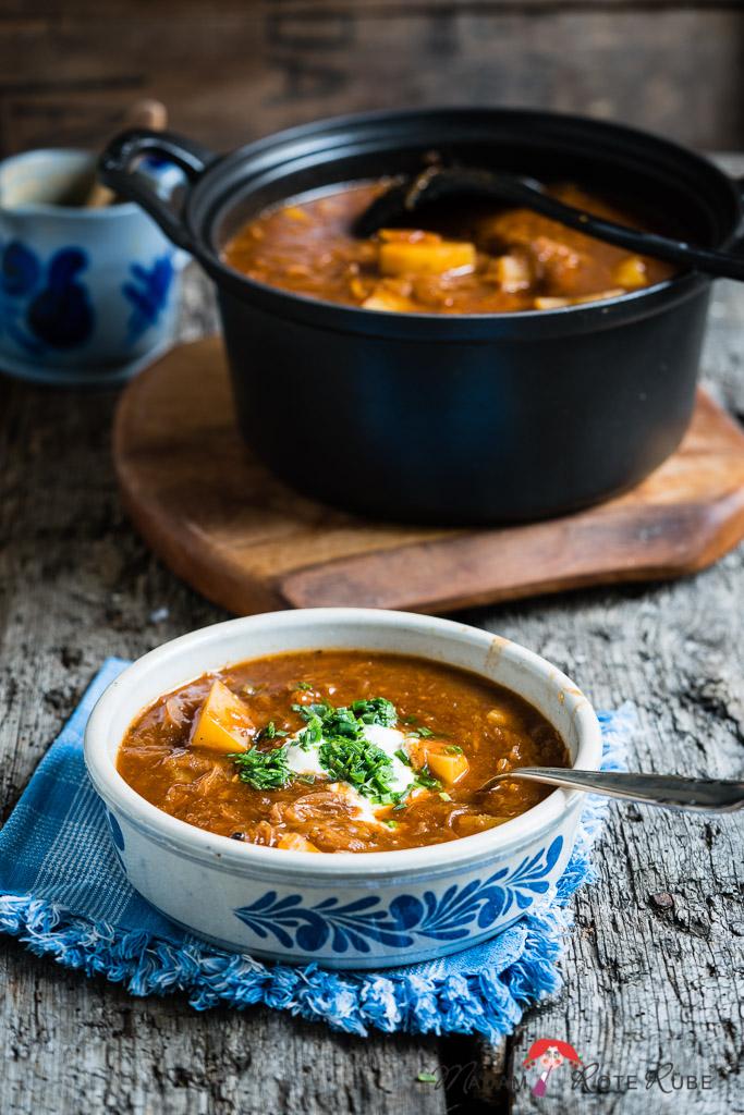 Rezeptbild: Vegetarisches Kartoffel-Gulasch mit Sauerkraut 