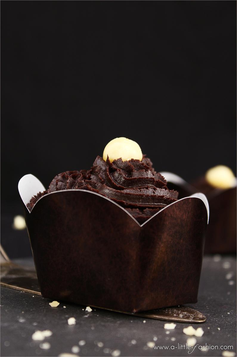 Rezeptbild: Vegane Muffins mit Schoko-Macadamia-Topping