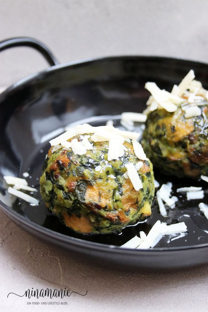 Rezeptbild: Spinatknödel mit zerlassener Butter und Parmesan