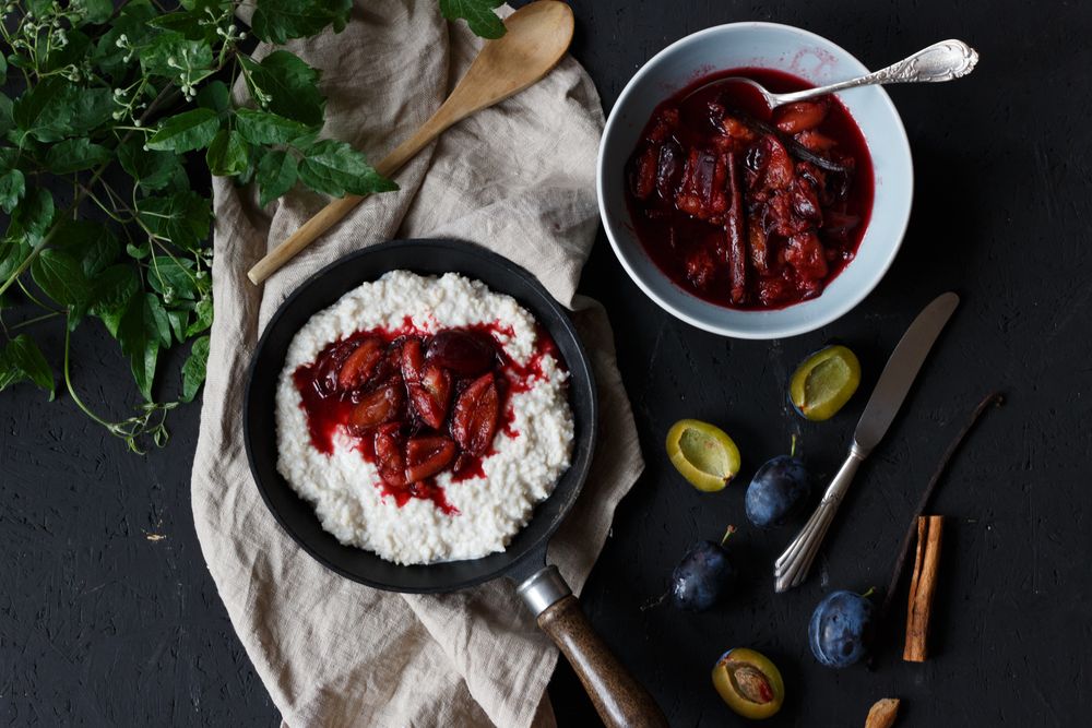 Rezeptbild: Veganer Kokosmilchreis mit pochierten Pflaumen