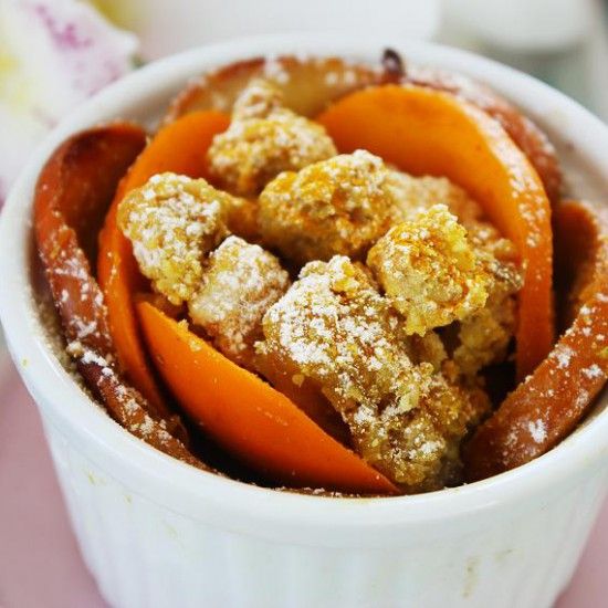 Rezeptbild: Kaki Birnen Crumble mit Kurkuma und Ingwertopping