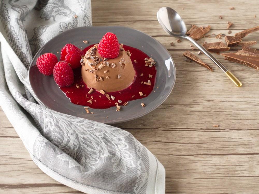 Rezeptbild: Schokoladen-Panna Cotta mit Himbeeren