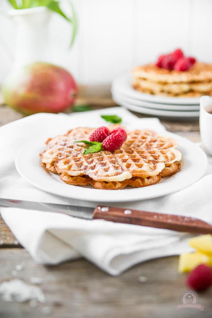 Rezeptbild: Kokos Dinkelwaffeln mit Schokosoße