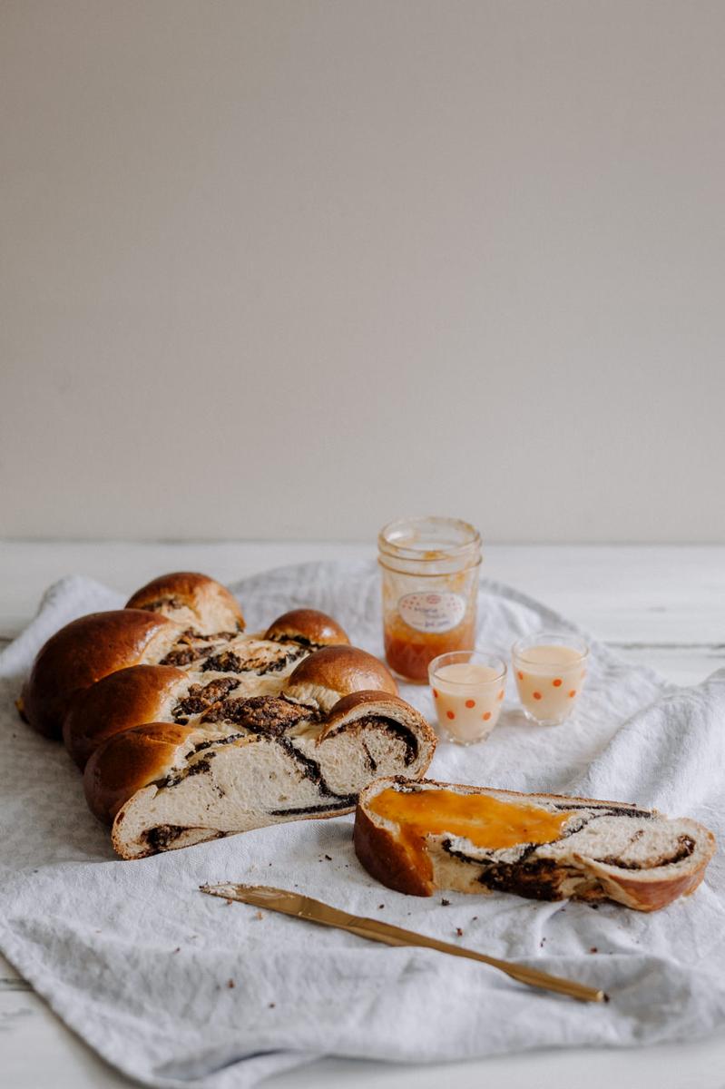 Rezeptbild: Hefezopf mit Mohnfüllung und Eierlikör-Nuss-Schokoladenfüllung