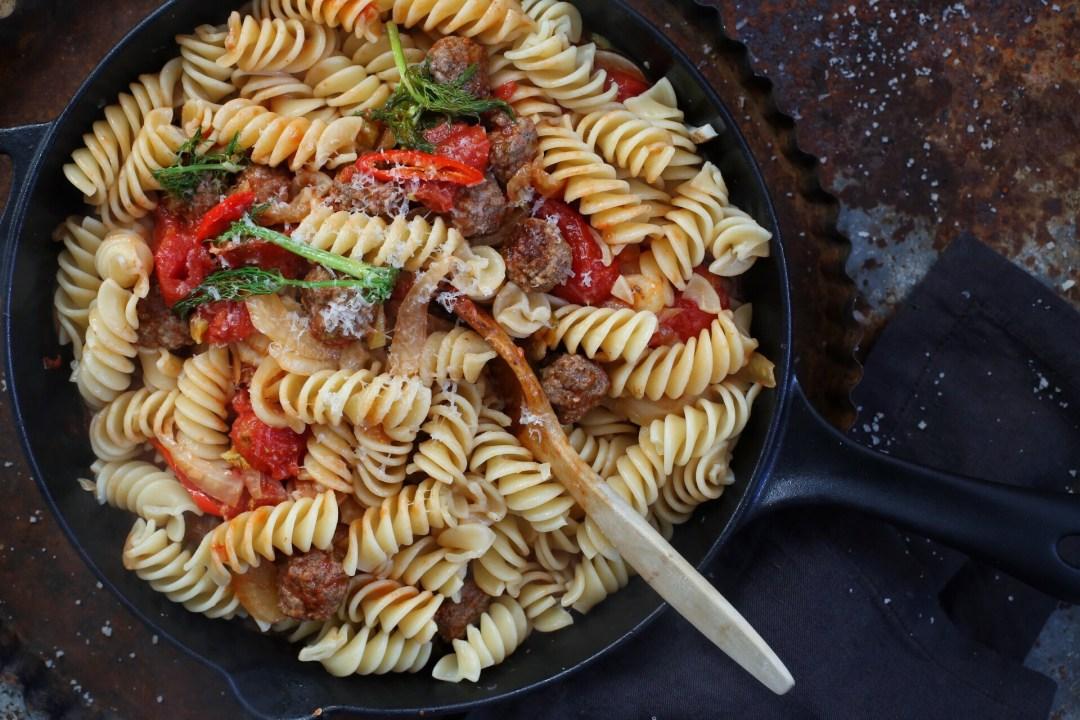 Rezeptbild: Fenchel-Pasta mit Hackbällchen und Tomate