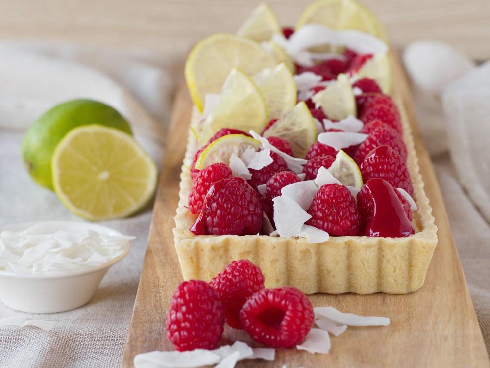 Rezeptbild: Kokos-Limetten-Tarte mit Himbeeren