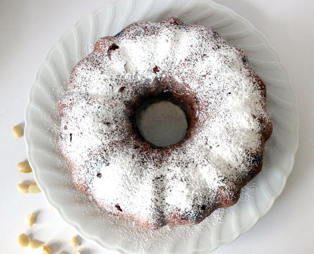 Rezeptbild: Macadamia und weisse Schokolade Gugelhopf
